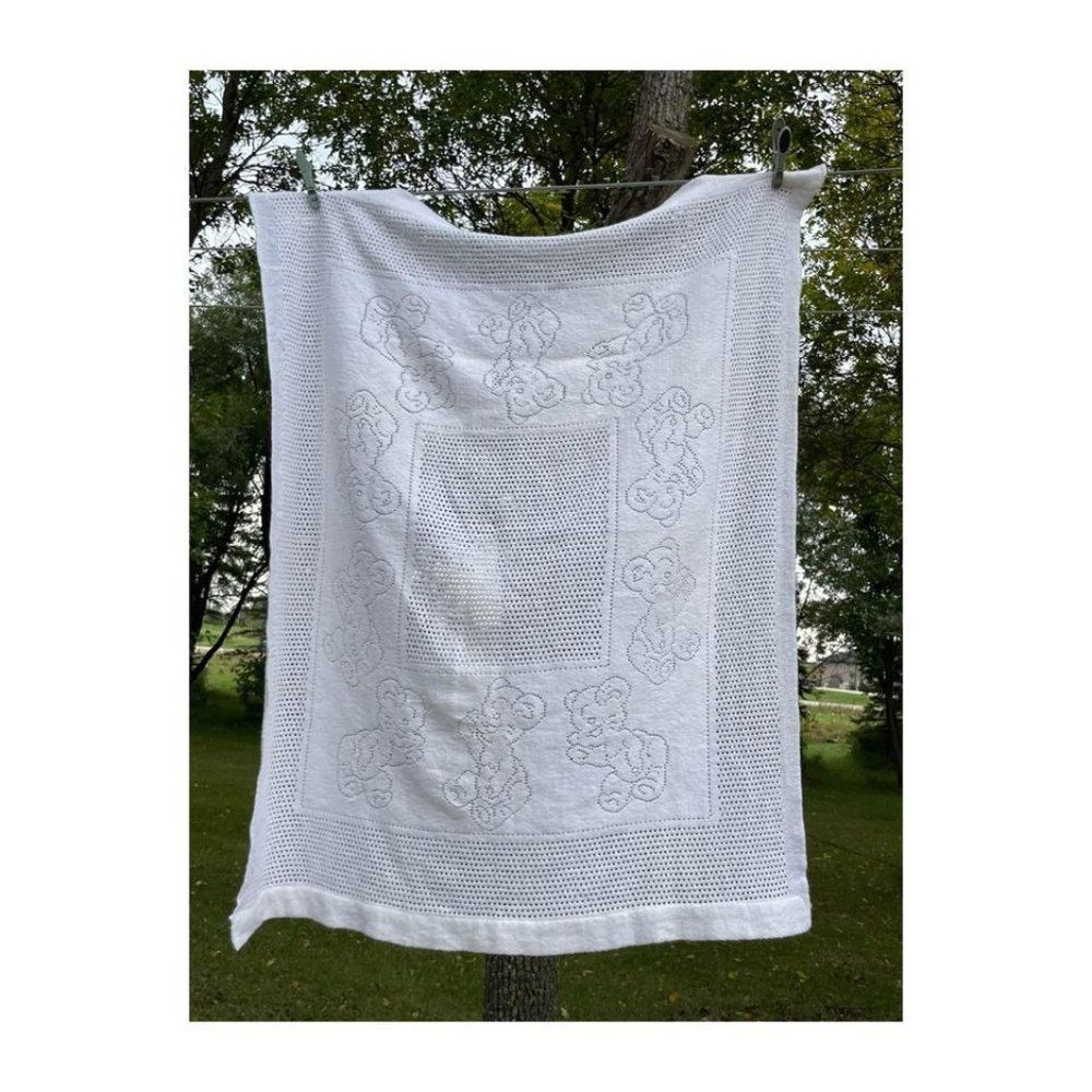 Vintage 70s Eaton’s White Knit Infant Blanket Teddy Bears 39x32”